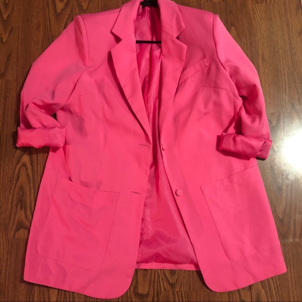 Extreme oversized padded shoulder blazer.